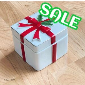 Vintage Christmas Holiday Mount Clemens Pottery White Ceramic Gift Box W/Lid